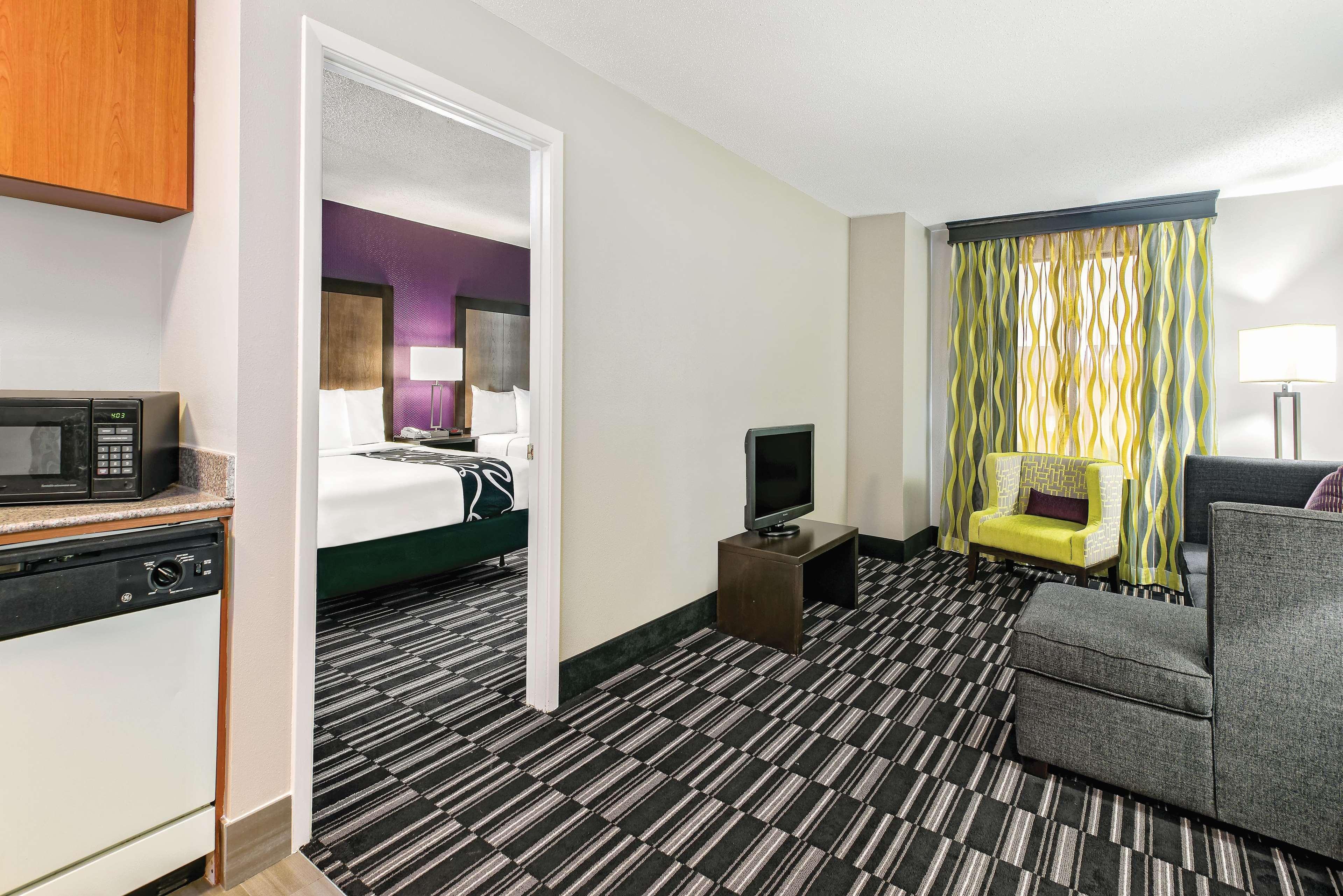 La Quinta Inn & Suites By Wyndham The Woodlands Spring Экстерьер фото